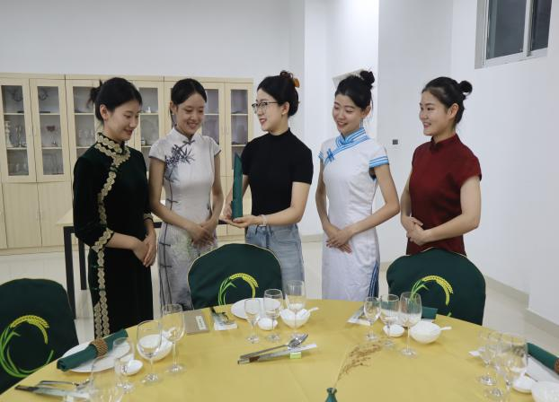 中餐宴会摆台实训教学